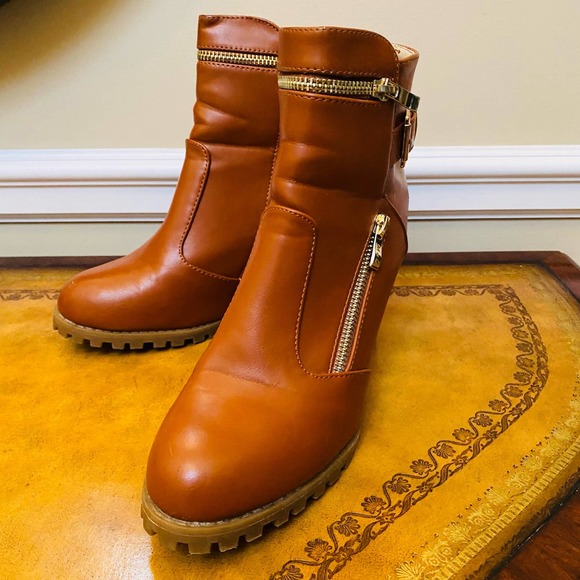 M&L Mango Rugged Biker Block Heel Zippered Lug Sole Ankle Bootie Boots Size 9 - Picture 4 of 11